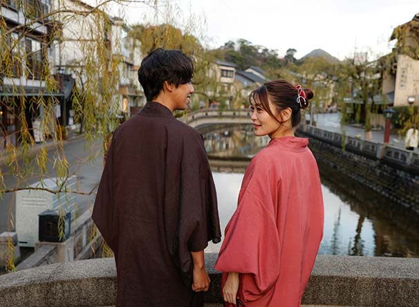 柳並木-画になる橋と、柳と、浴衣。